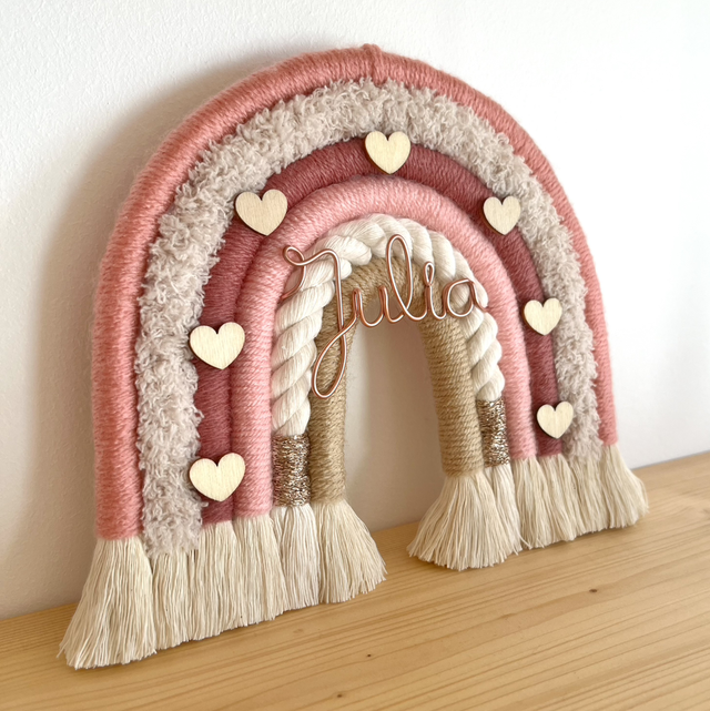 Arc-en-ciel en macramé avec éléments en bois à personnaliser et prénom en fil aluminium 
