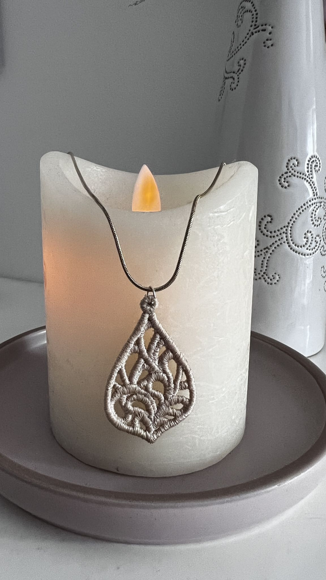Collier "goutte" en dentelle