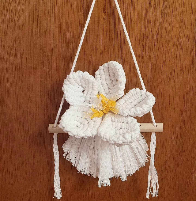 Fleur blanche suspendue