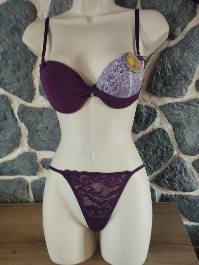 Ensemble violet 85C M pour le string . avec rembourrage et armatures