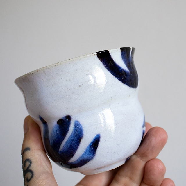 Gobelet à motifs noirs