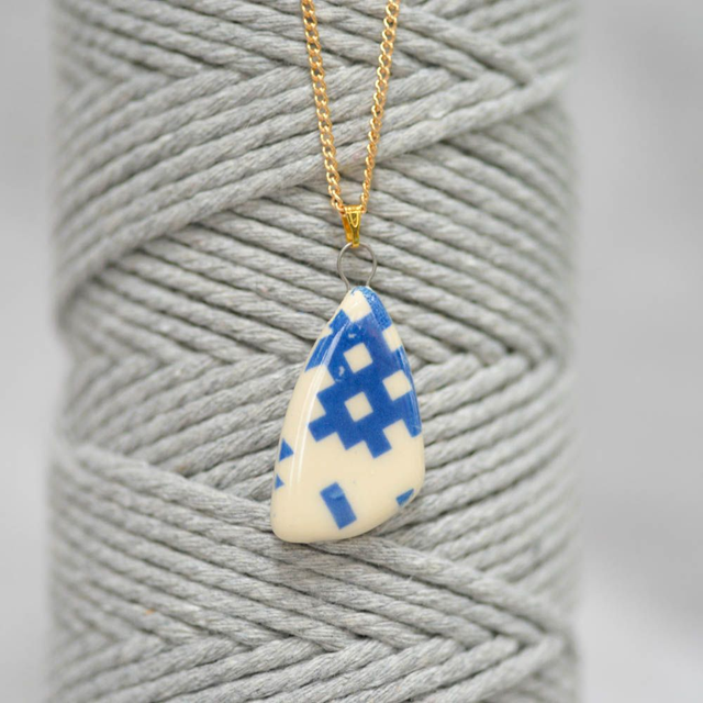Drop-stone pendant necklace