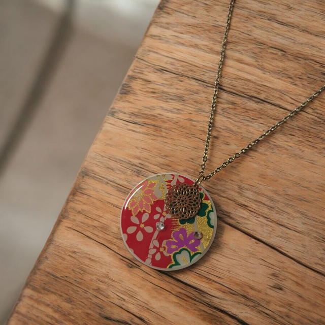 Collier acier inoxydable motifs japonais rouge violet vert