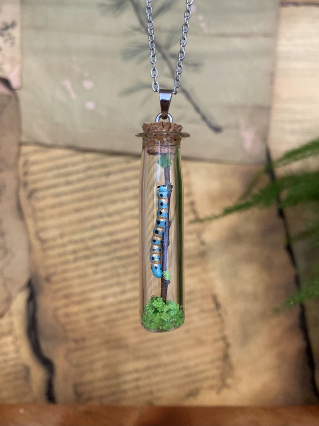 Pendentif chenille phosphorescente