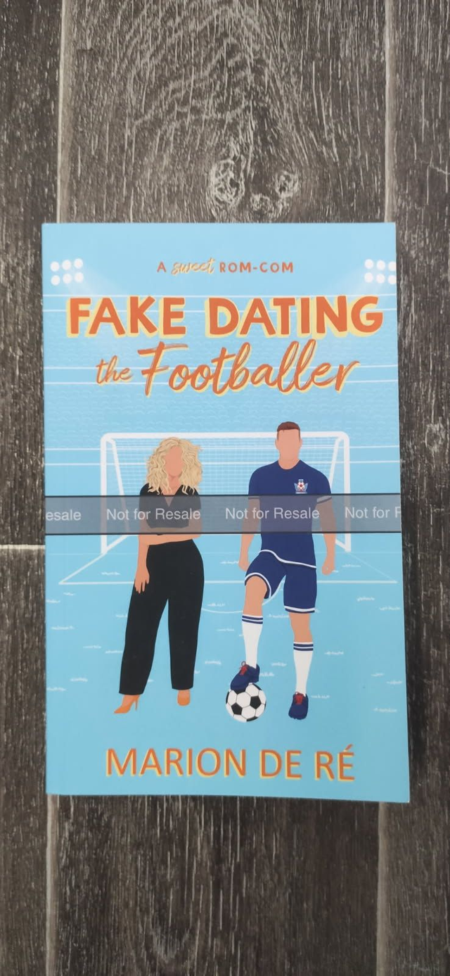Fake Dating the Footballer - Free proof copy