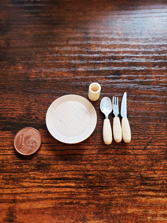 Holzteller mit Besteck und Becher