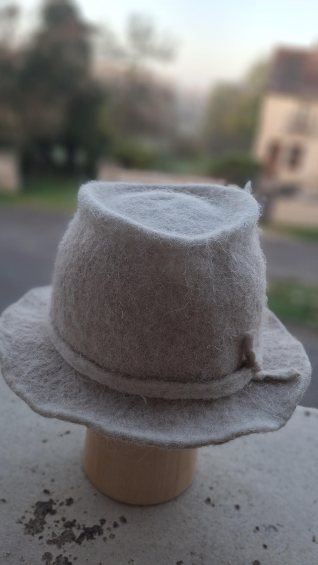 Chapeau goutte d'eau _ bord long >5cm 