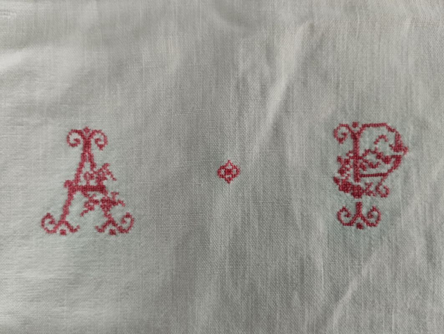 Monogramme AP broderie point de croix coton rouge sur tissu drap ancien