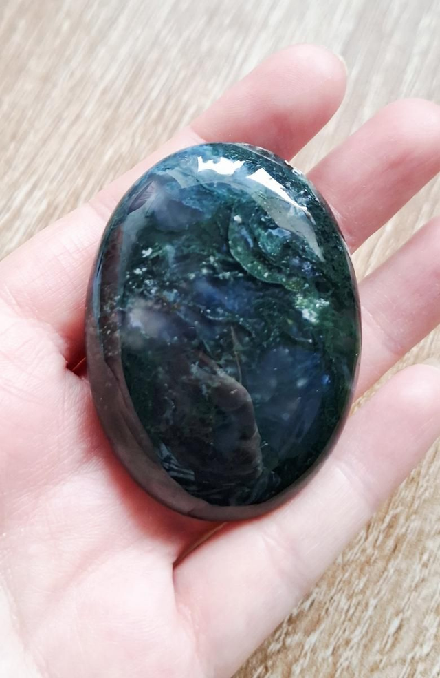 Moss Agate crystal palmstone 