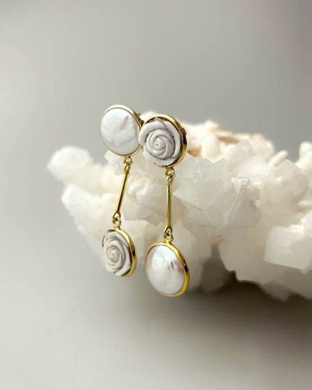Orecchini Pura – Rosa Cammeo e Perla Moneta