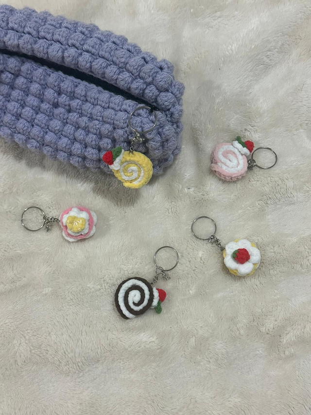 Bijou de sac - Porte-clés gâteau rose rollcake au crochet