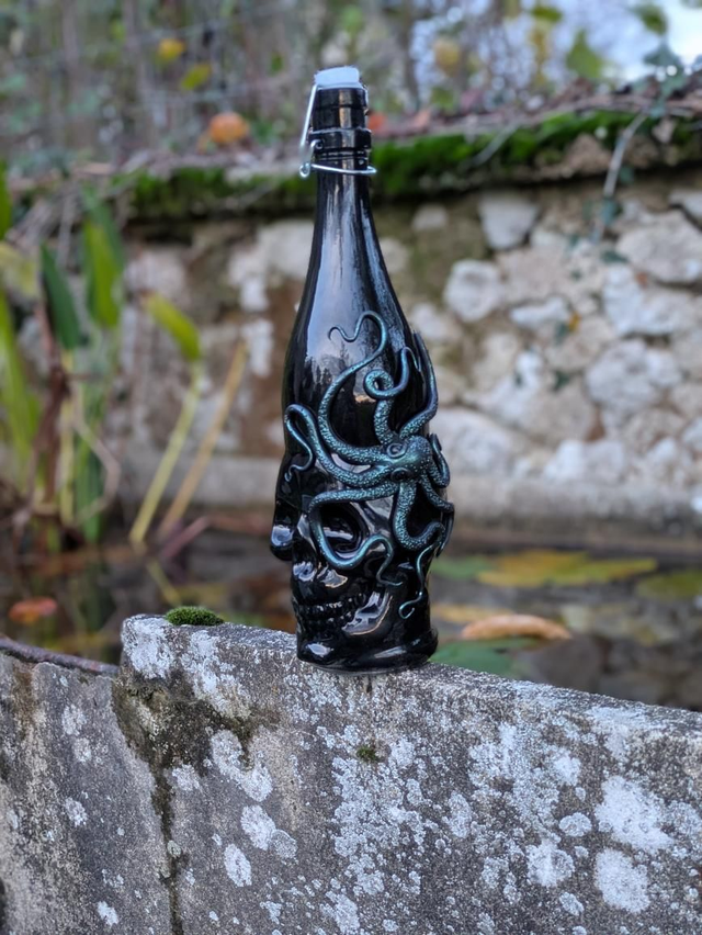 Bouteille crâne 1l bouchon mécanique pieuvre métallisée 