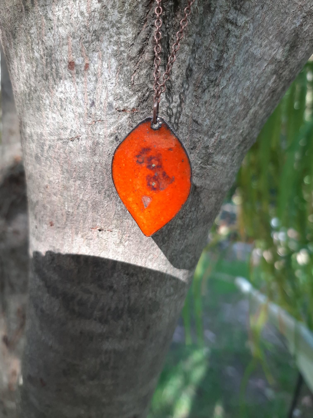 Pendentif feuille orange fleurs