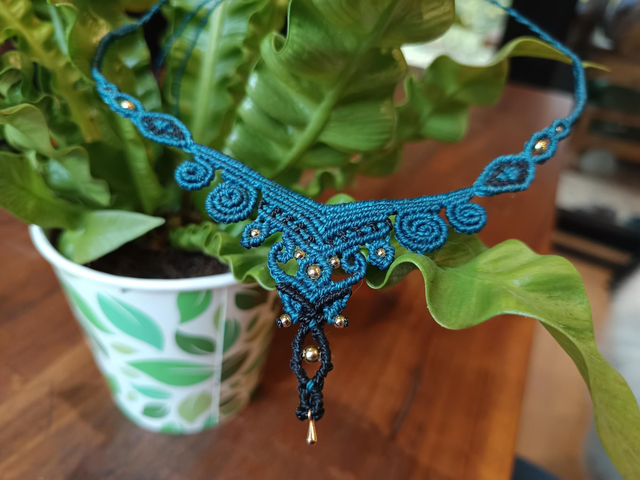 Collier bleu et noir avec perles dorées 