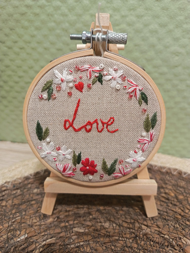 Tambour brodé Love rouge