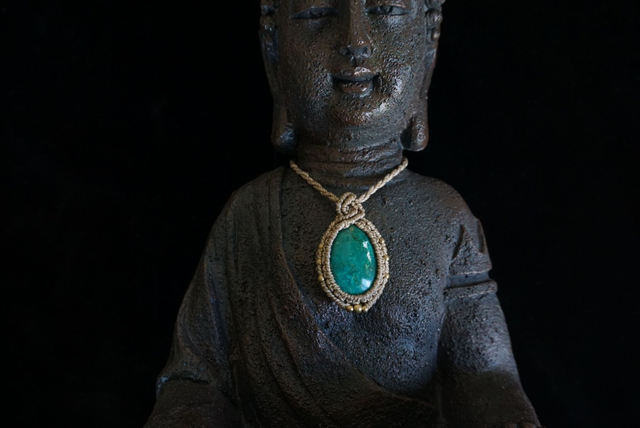 Chrysokoll Schutzamulett für Erdung und Gelassenheit