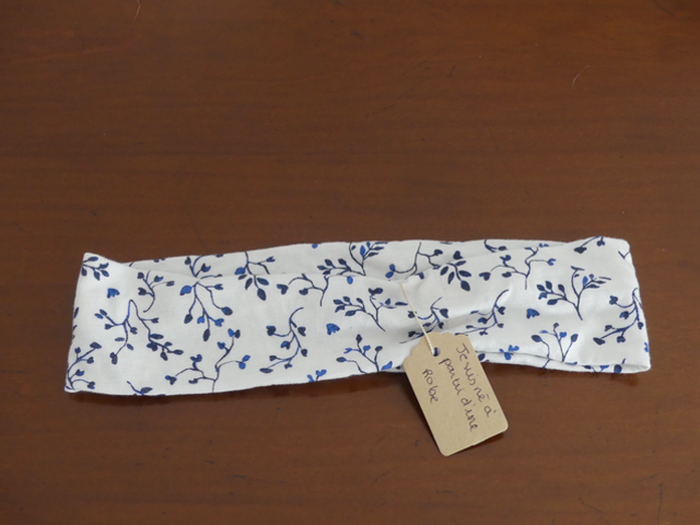 Bandeau blanc à fleurs bleues 