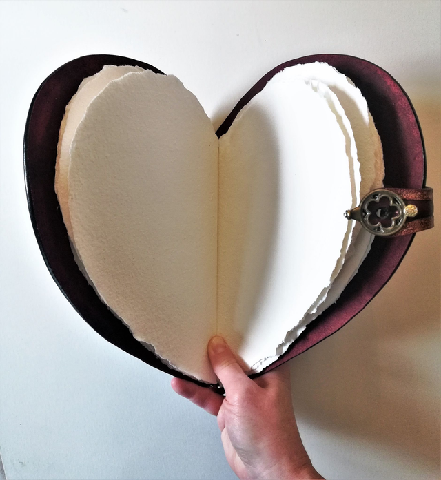 Livre-cœur artisanal en cuir – Carnet de promesse & mariage