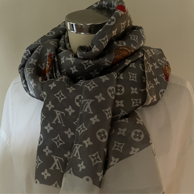 Sjaal licht grijs /wit 90cm x 180 cm afbeeldingen met iconische tassen