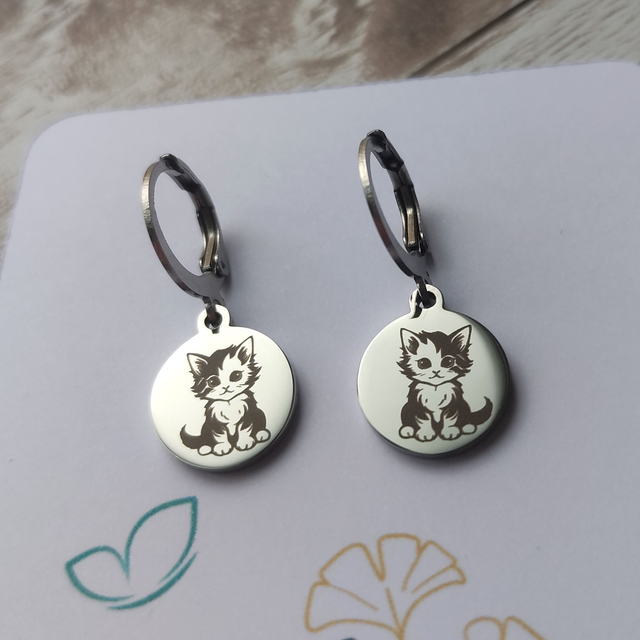 Boucles d&#039;oreilles &quot;Dormeuse chat&quot; gravés argenté