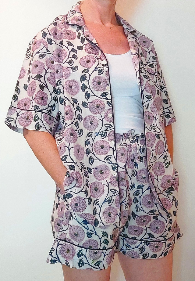 Pyjama court en coton indien – Imprimé floral artisanal – Fait main - Slow fashion - Lilas sur blanc