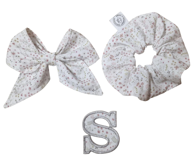 Pack regalo (lazo con gancho,coletero y parche inicial para la ropa)