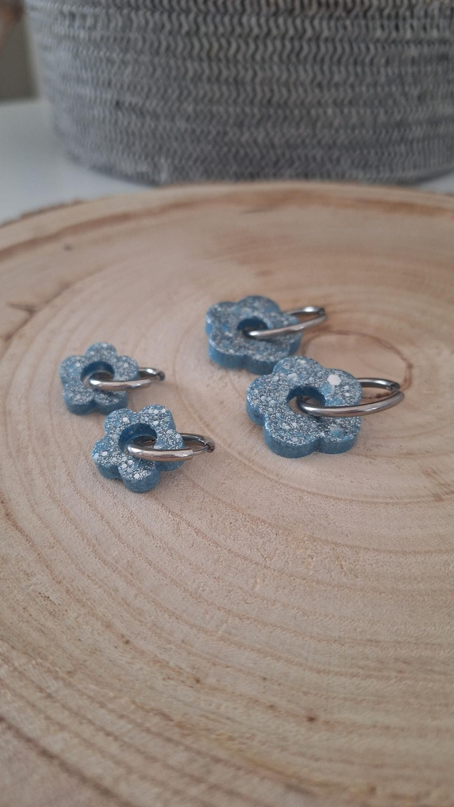 Duo boucles d&#039;oreilles Mère/Fille fleurs bleues paillettes argentées 