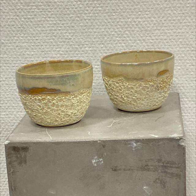 Lille skål, lava glasur/sand af Helle Bornæs 