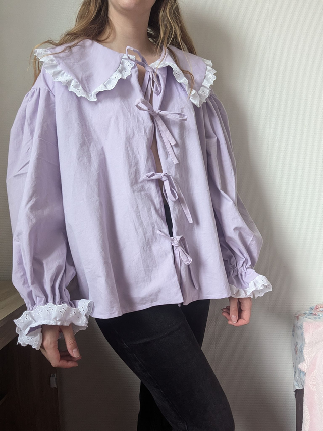 Blouse à grand col claudine