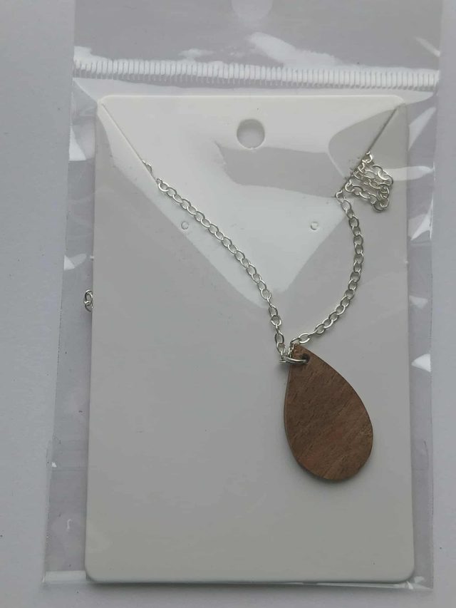 Pendentif goutte en noyer – bijou artisanal en bois