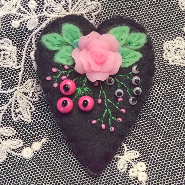 Broche Noir/rose cœur long 