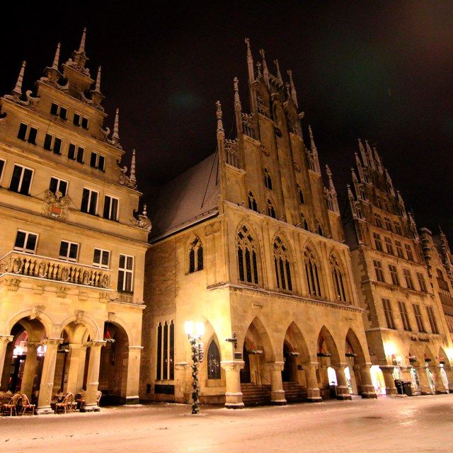 Rathausgiebel in der Winternacht