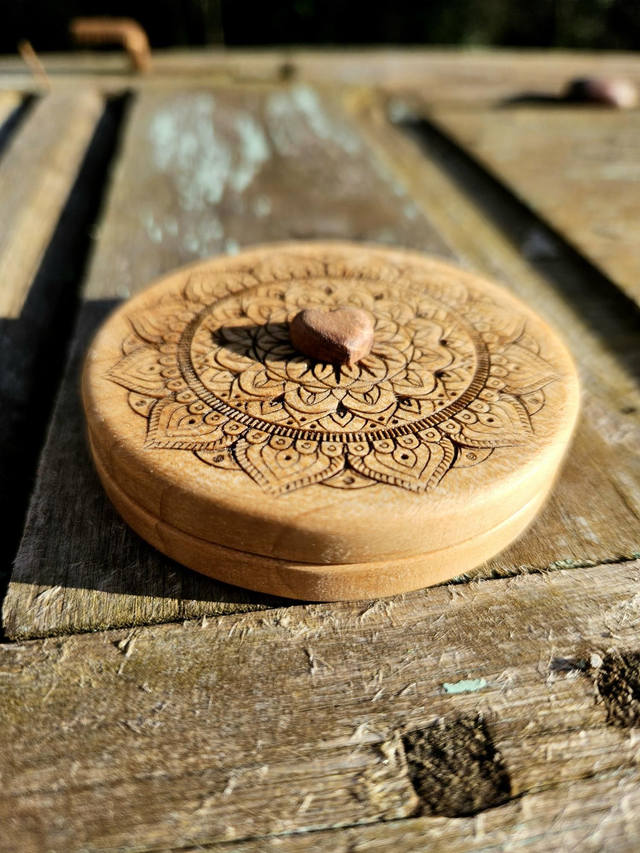 Miroir de Poche en Bois & Cœur Sculpté – Douceur et Symbolisme
