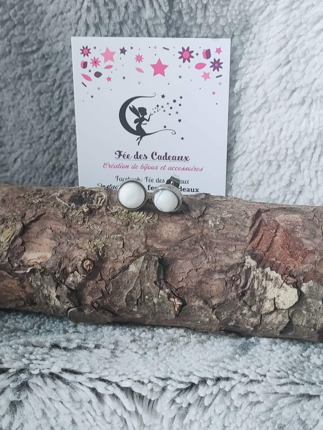 Puces d'oreilles White Howlite