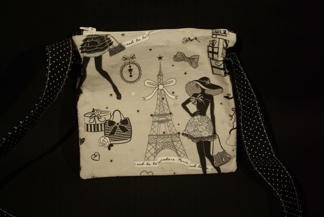 924-Sac bandoulière "la robe noire" L21 x H19 cm avec fermeture éclair