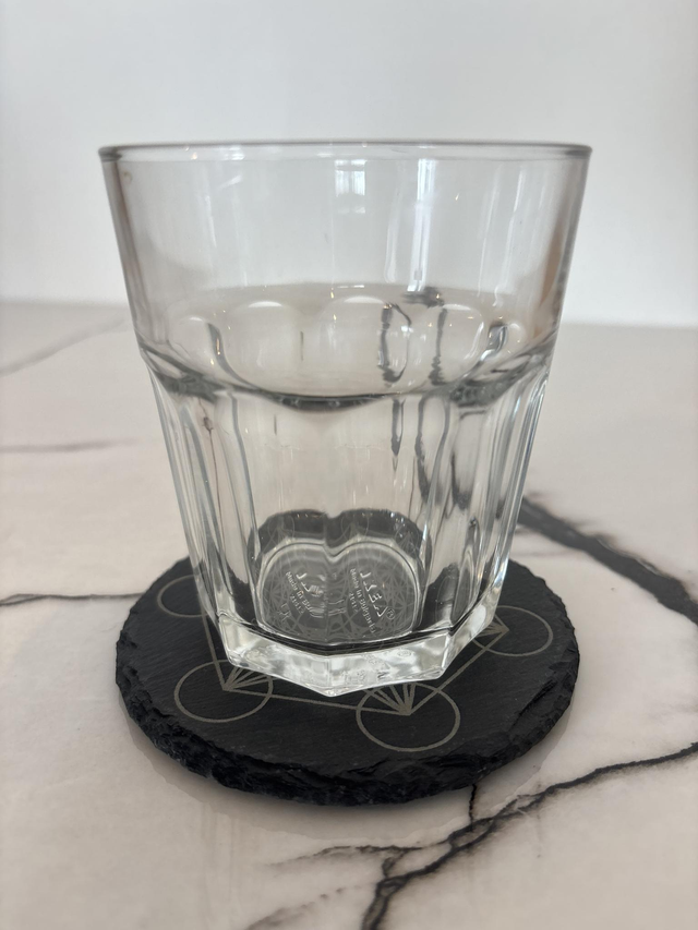 Cube de métatron gravé sur un dessous de verre en ardoise de 10 cm de diamètre