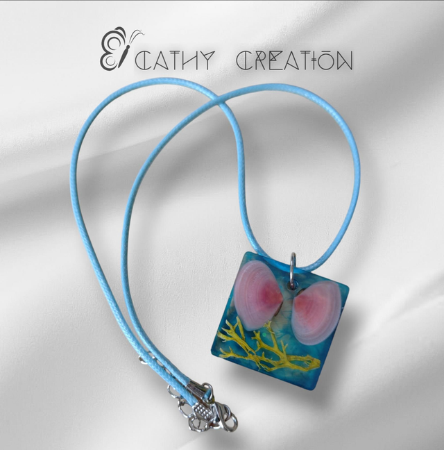 Collier avec inclusion de coquillages 