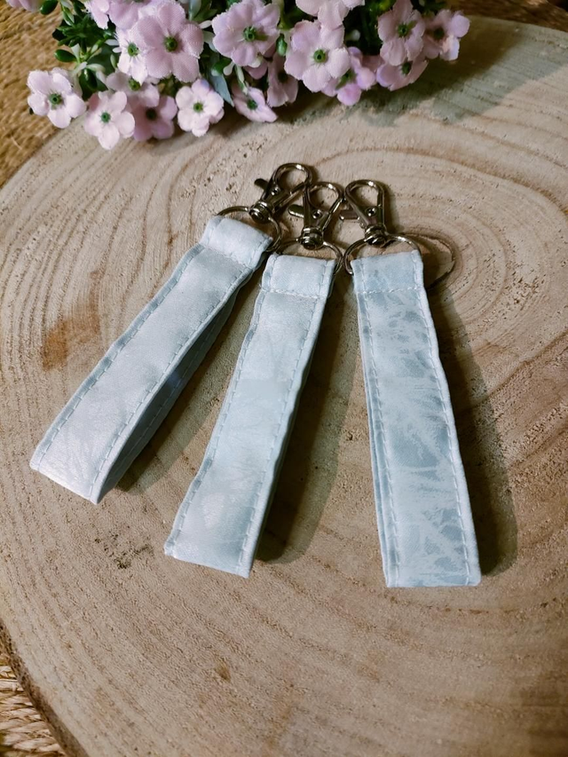 Porte clé argenté et blanc