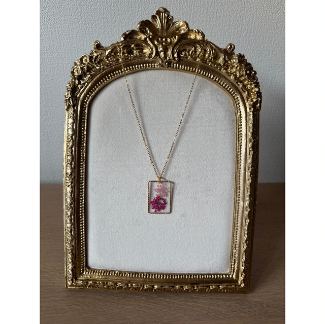 Collier or fleurs roses