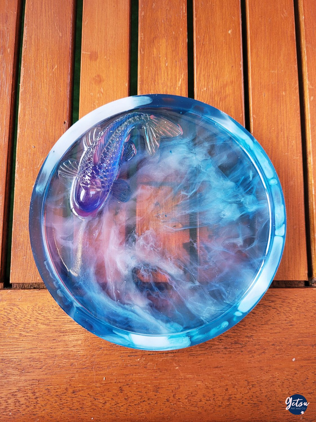 Petit vide-poche/porte-savon carpe koi bleu foncé, fond bleu, rose et transparent