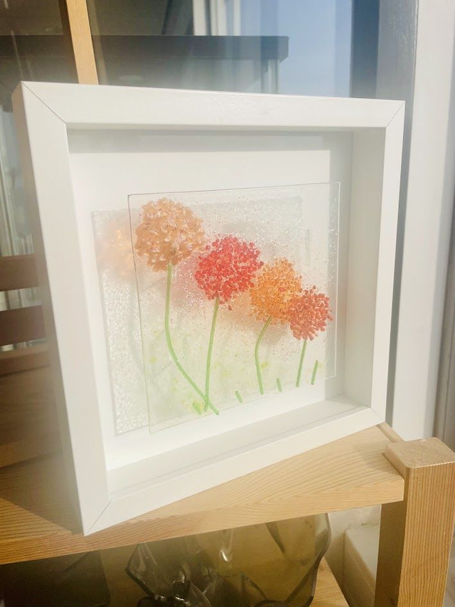 Oranje Rode Bolbloemen (Alliums) paneel 15x15 - op wit aluminium 25x25 - in wit houten dieptelijst