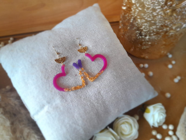 ✨ ALBA ✨ Boucles d'oreilles "cœur" en résine colorée avec feuilles dorées - Rose violet doré