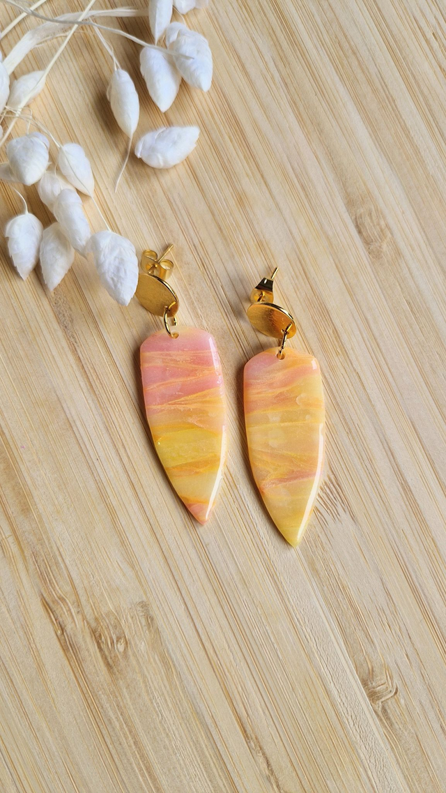 Étincelante - Collection Été Enflammé - Boucles d'oreilles en pâte polymère et résine.