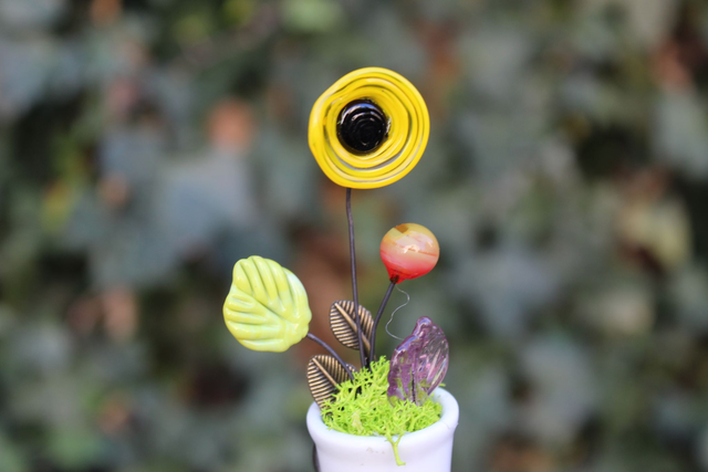 Pot aimanté en porcelaine avec fleurs en verre filé