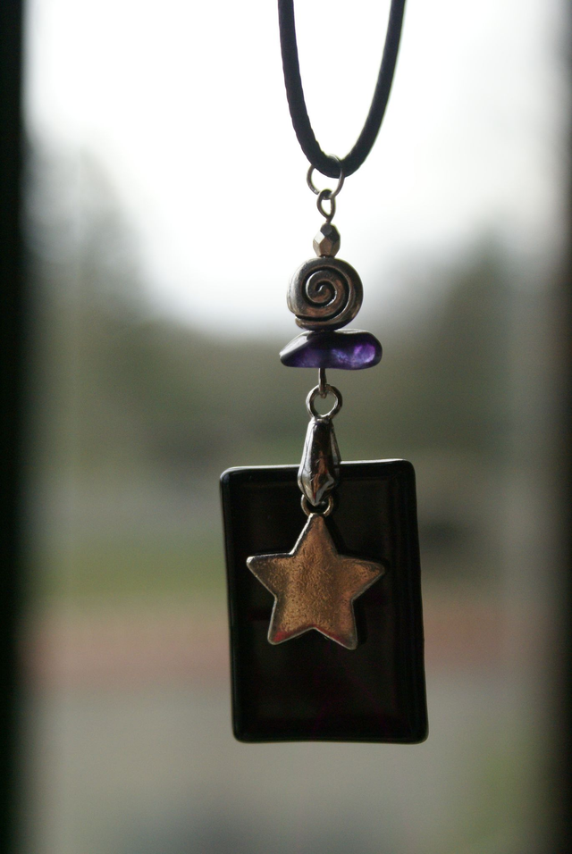 Pendentif en verre noir et chaîne en coton ciré noir. 