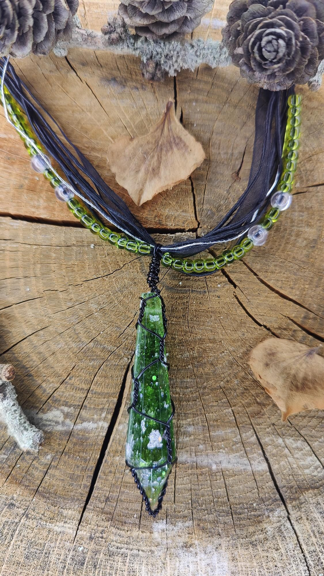 Collier Antre Lumière vert éclatant et perles