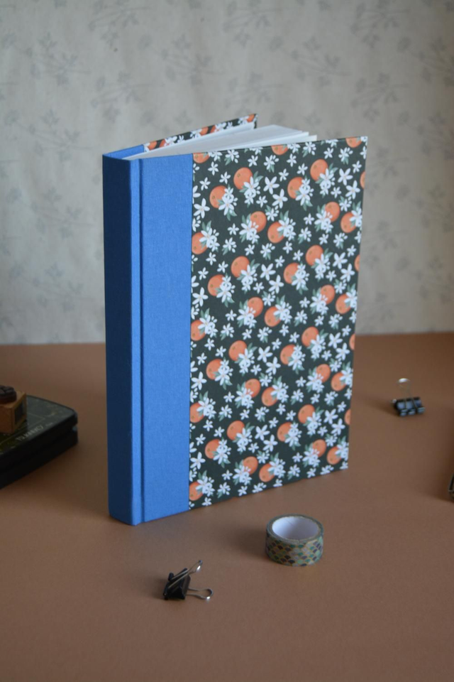 Carnet de croquis bleu et fleurs d'oranger