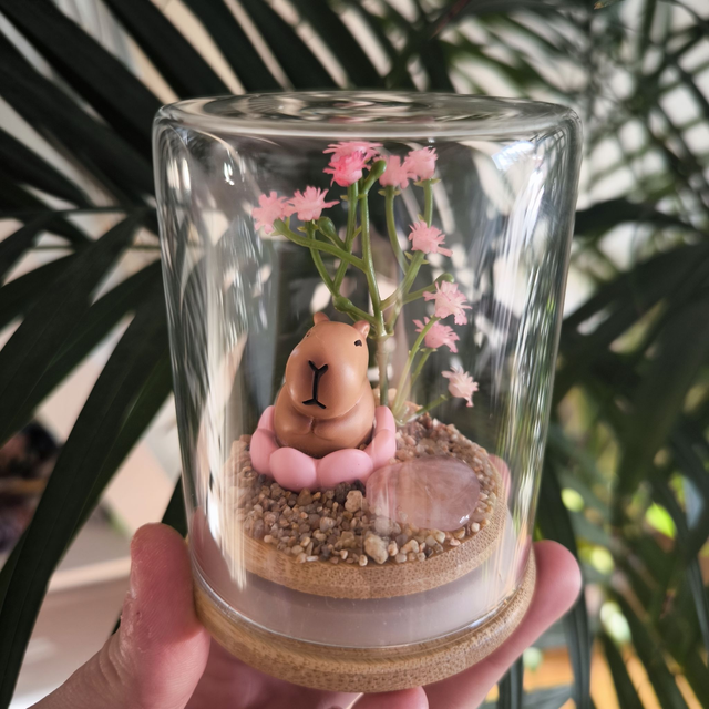 Ami protecteur - Capybara dans une fleur (quartz rose)