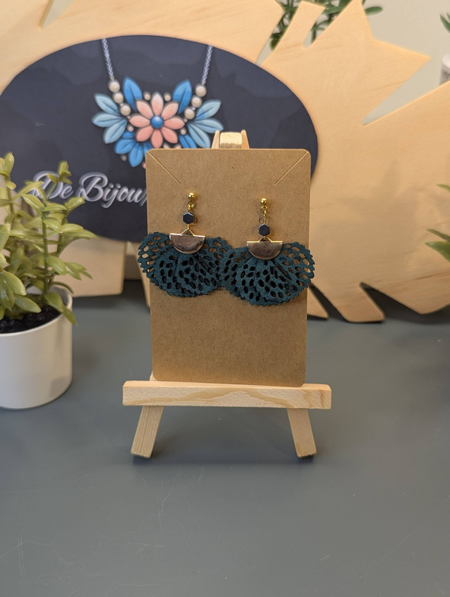 Boucles d&#039;oreilles avec pendentif en tissu ajouré vert et pierre d&#039;hématite noire.