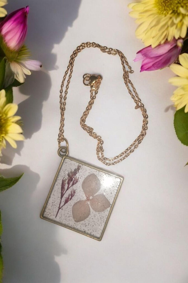 Collier fleurs en résine uv, hypoallergénique fait main 